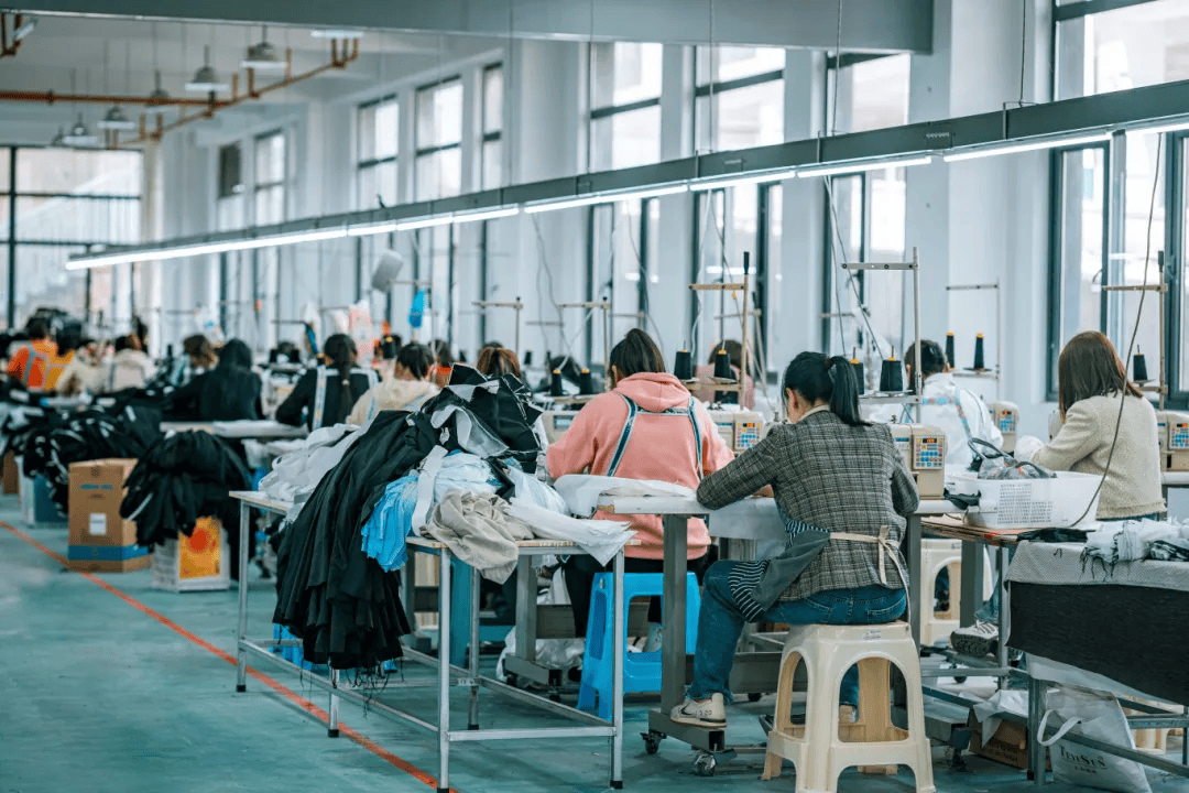 急招900多人！昭通鎮雄紡織服裝產業園正式投產，帶動日用品銷售新機遇